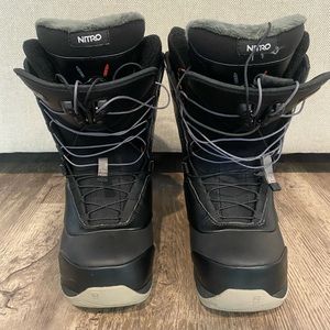 Women’s size 8 Nitro Snowboard Boot